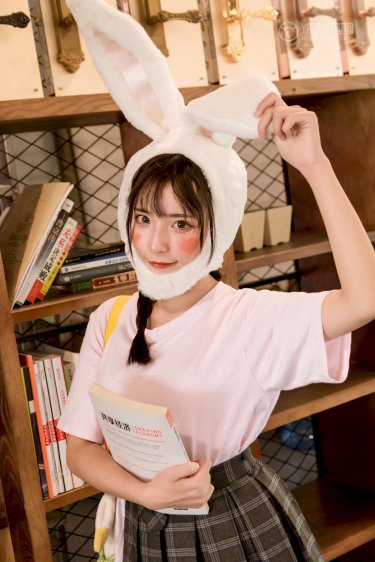 美女趴开内衣露出尖尖的奶头